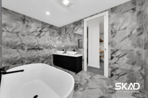 8 York Parade, WOLLERT, VIC 3750 AUS